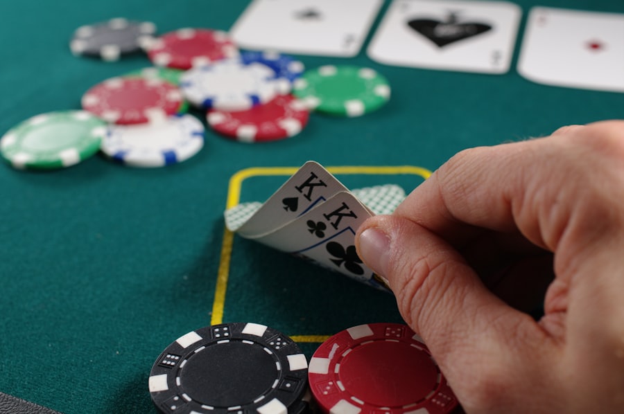 Kartu remi dan chip poker di atas meja