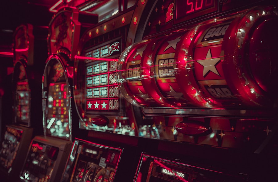 Deretan mesin slot dengan lampu menyala