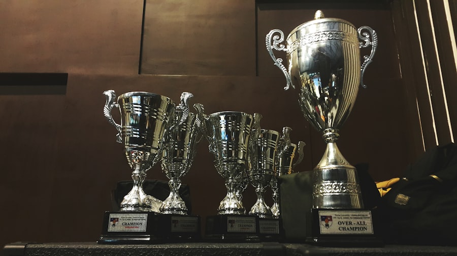 Piala emas sebagai lambang turnamen slot